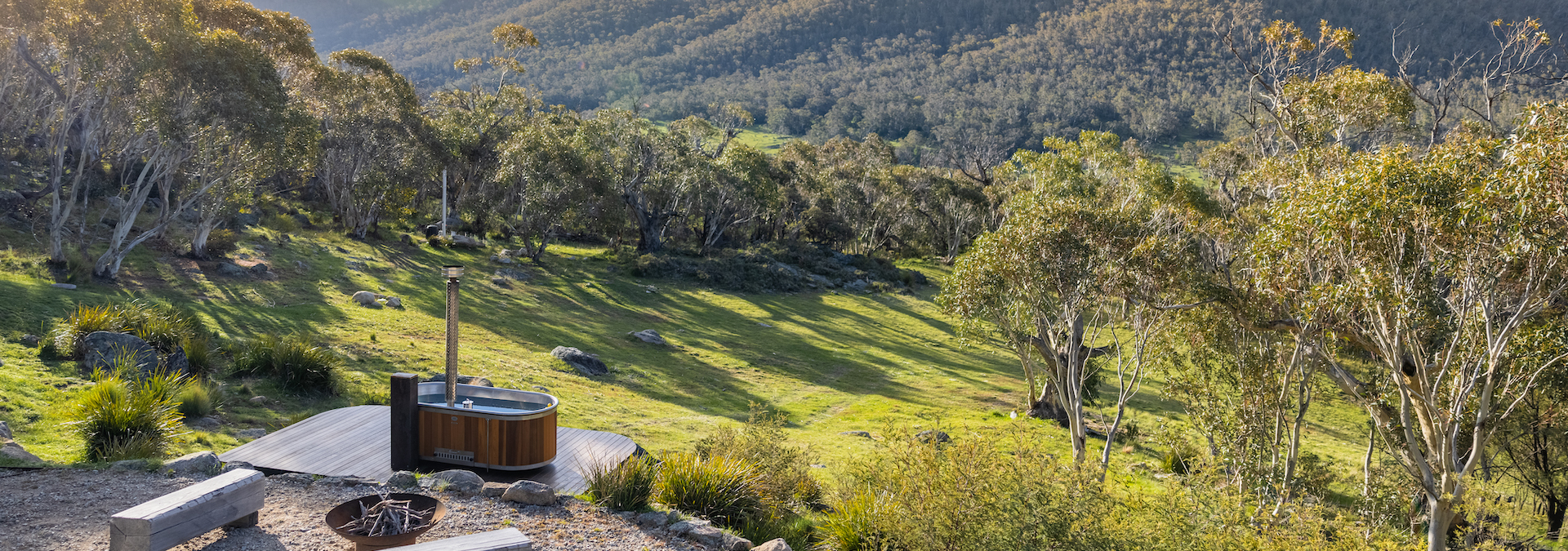 Outdoor woodfired hot tub at Crafters Snowy Mountains accommodation